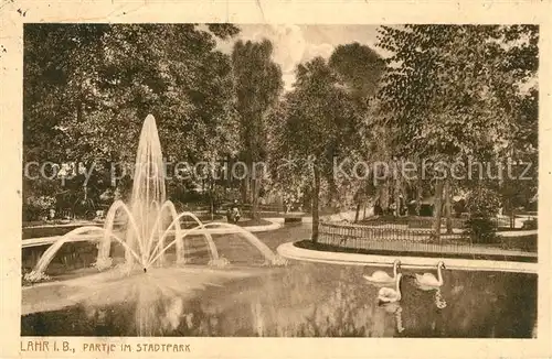 AK / Ansichtskarte Lahr Baden Partie im Stadtpark Fontaene Schwanenteich Soldatenkarte