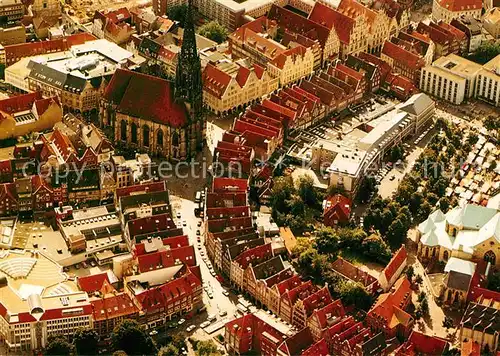 AK / Ansichtskarte Muenster Westfalen Stadtzentrum St Lambertikirche und Prinzipalmarkt Fliegeraufnahme Kat. Muenster