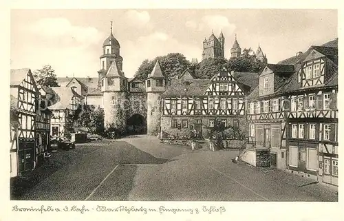 AK / Ansichtskarte Braunfels Marktplatz mit Eingang zum Schloss Fachwerkhaeuser Kat. Braunfels