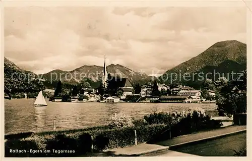 AK / Ansichtskarte Rottach Egern Uferpartie am See Ortsansicht mit Kirche Alpen Kat. Rottach Egern