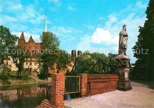 AK / Ansichtskarte Wroclaw Most Tumski w glebi kosciol Sw Krzyza i wieze gotyckiej katedry Kat. Wroclaw Breslau