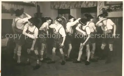 AK / Ansichtskarte Muenchen bayrische Tanzgruppe Maenner in Lederhosen Kat. Muenchen