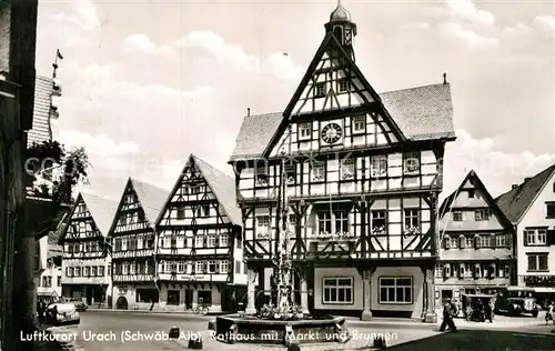 AK / Ansichtskarte Bad Urach Rathaus mit Markt und Brunnen Kat. Bad Urach