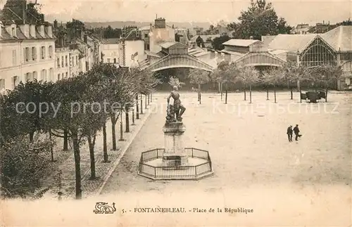 AK / Ansichtskarte Fontainebleau Seine et Marne Place de la Republique Kat. Fontainebleau