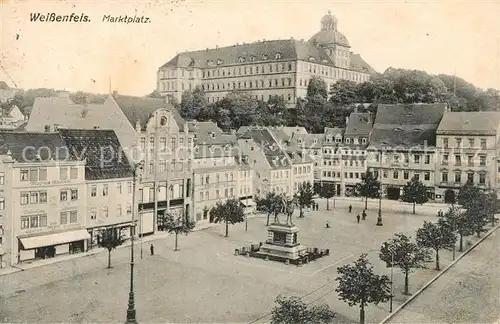 AK / Ansichtskarte Weissenfels Saale Marktplatz Denkmal Blick zum Schloss Kat. Weissenfels