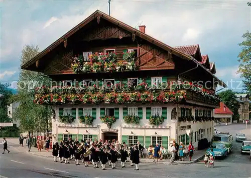 AK / Ansichtskarte Oberammergau Hotel Wolf mit Musikkapelle in Ammergauer Tracht Kat. Oberammergau