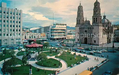 AK / Ansichtskarte Chihuahua Plaza de Armas de la Ciudad al fondo la Hermosa Catedral Kat. Chihuahua