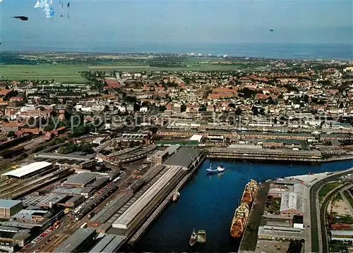 AK / Ansichtskarte Cuxhaven Nordseebad Neuer Fischereihafen mit Stadtblick Fliegeraufnahme Kat. Cuxhaven