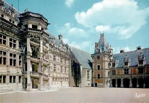 AK / Ansichtskarte Blois Loir et Cher La cour dhonneur du chateau Kat. Blois