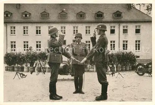 AK / Ansichtskarte Militaria Wehrmacht Rekrutenvereidigung  Kat. WK2