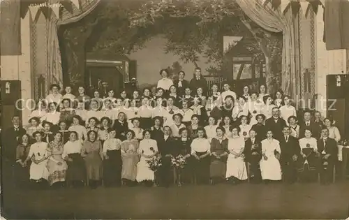 AK / Ansichtskarte Leisnig Gruppenfoto Saal Kat. Leisnig