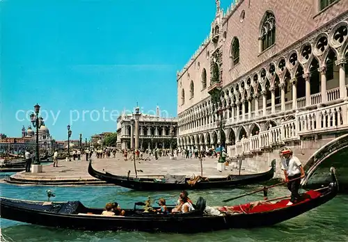 AK / Ansichtskarte Venezia Venedig Dogenpalast und Schiavoni Ufer mit Gondoliere Kat. 