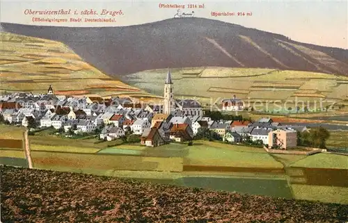 AK / Ansichtskarte Oberwiesenthal Erzgebirge Gesamtansicht mit Blick zum Fichtelberg Kat. Oberwiesenthal