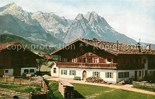 AK / Ansichtskarte Garmisch Partenkirchen Bauernhaeuser mit Alp Zugspitez Kat. Garmisch Partenkirchen