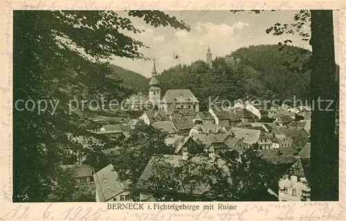 AK / Ansichtskarte Berneck Fichtelgebirge Stadtbild mit Kirche und Ruine Schlossturm Kat. Bad Berneck