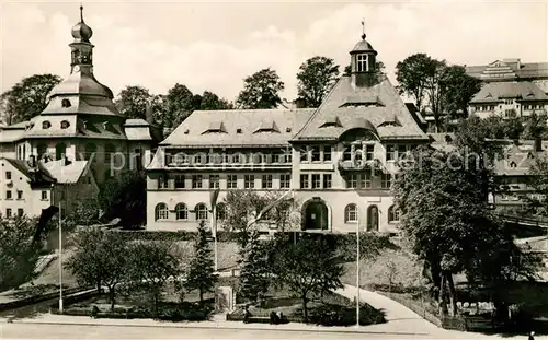 AK / Ansichtskarte Klingenthal Vogtland Rathaus mit Kirche Kat. Klingenthal Sachsen