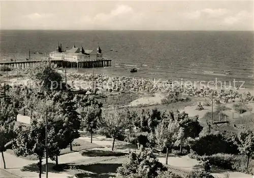 AK / Ansichtskarte Ahlbeck Ostseebad Strand und Seebruecke Kat. Heringsdorf Insel Usedom