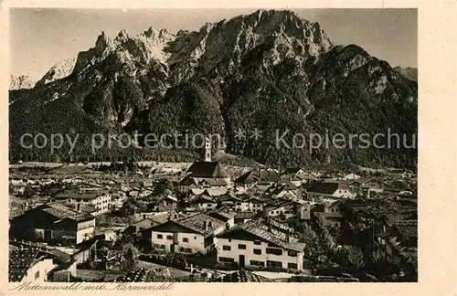 AK / Ansichtskarte Mittenwald Bayern Ortsansicht mit Kirche mit Karwendel Kat. Mittenwald