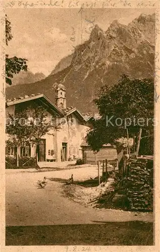 AK / Ansichtskarte Mittenwald Bayern Ortsmotiv mit Kirche Karwendelgebirge Kat. Mittenwald