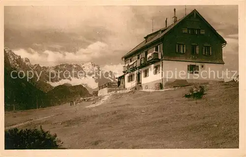 AK / Ansichtskarte Garmisch Partenkirchen Kreuzeckhaus mit Zugspitze Wettersteingebirge Kat. Garmisch Partenkirchen