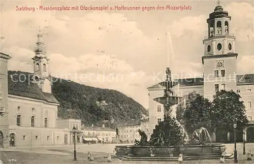 AK / Ansichtskarte Salzburg Oesterreich Residenzplatz mit Glockenspiel und Hofbrunnen gegen Mozartplaz Kat. Salzburg