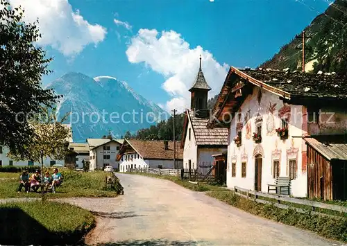 AK / Ansichtskarte Leutasch Dorfstrasse Kapelle Blick zur Hohe Munde Mieminger Kette Kat. Leutasch Tirol