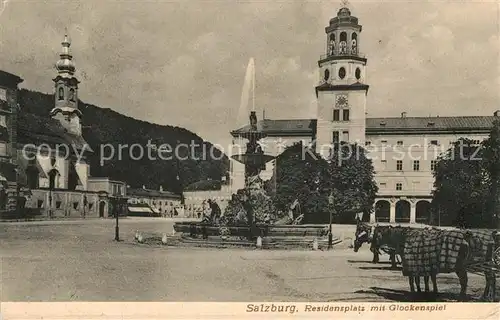 AK / Ansichtskarte Salzburg Oesterreich Residenzplatz mit Glockenspiel Pferdekutschen Kat. Salzburg