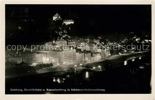 AK / Ansichtskarte Salzburg Oesterreich Staatsbruecke und Kapuzinerberg bei Nacht Kat. Salzburg