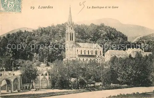AK / Ansichtskarte Lourdes Hautes Pyrenees La Basilique et le Gave Kat. Lourdes