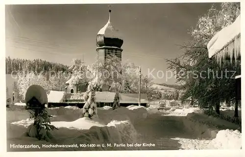 AK / Ansichtskarte Hinterzarten Partie bei der Kirche Winterlandschaft Kat. Hinterzarten