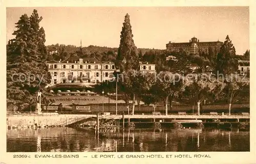 AK / Ansichtskarte Evian les Bains Haute Savoie Le Port Grand Hotel et Hotel Royal Kat. Evian les Bains
