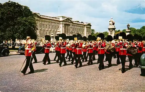 AK / Ansichtskarte London Guards Band near Buckinham Palace Kat. City of London