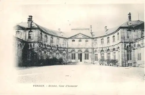 AK / Ansichtskarte Verdun Meuse Eveche Cour d honneur Kat. Verdun