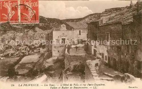 AK / Ansichtskarte Les Baux de Provence Hotel de Ville et Rue Porte Eyguieres Kat. Les Baux de Provence