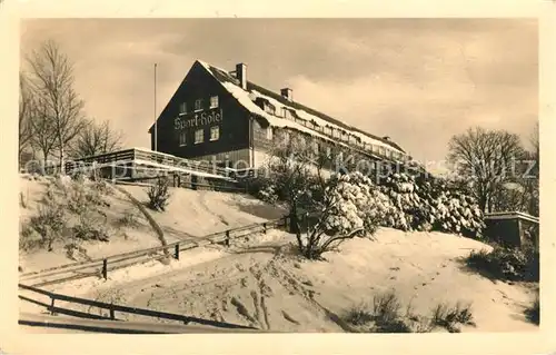 AK / Ansichtskarte Klingenthal Vogtland HO Sporthotel Waldgut Aschberg im Winter Kat. Klingenthal Sachsen