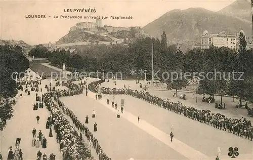 AK / Ansichtskarte Lourdes Hautes Pyrenees Procession sur Esplanade Kat. Lourdes