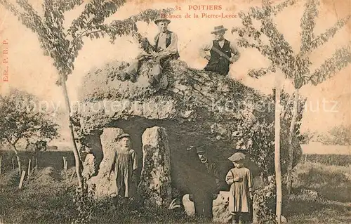 AK / Ansichtskarte Poitiers Vienne Dolmen de la Pierre Levee Kat. Poitiers