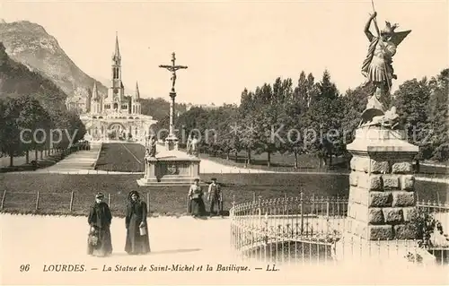 AK / Ansichtskarte Lourdes Hautes Pyrenees Statue de Saint Michel et la Basilique Kat. Lourdes