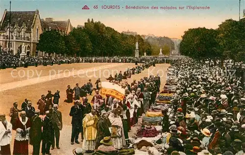 AK / Ansichtskarte Lourdes Hautes Pyrenees Benediction des malades sur l`Esplanade Kat. Lourdes