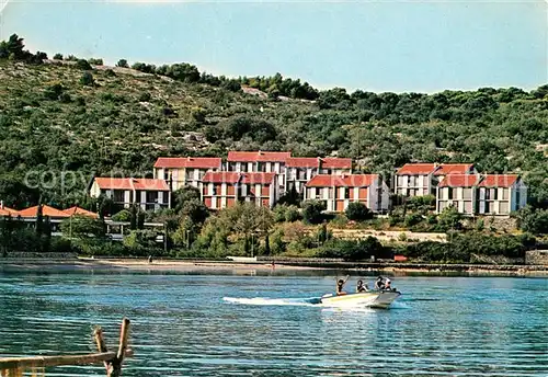 AK / Ansichtskarte Dubrovnik Ragusa Motorboot Blick uebers Wasser Ferienhausanlage Kat. Dubrovnik