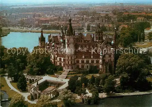 AK / Ansichtskarte Schwerin Mecklenburg Schloss Fliegeraufnahme Kat. Schwerin