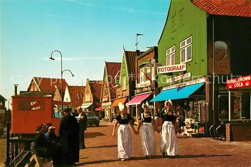 AK / Ansichtskarte Volendam Junge Frauen in Trachten Kat. Niederlande