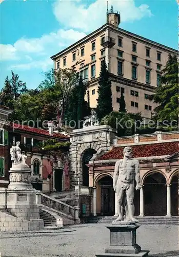 AK / Ansichtskarte Udine Piazza Liberta ed il Castello Kat. Udine