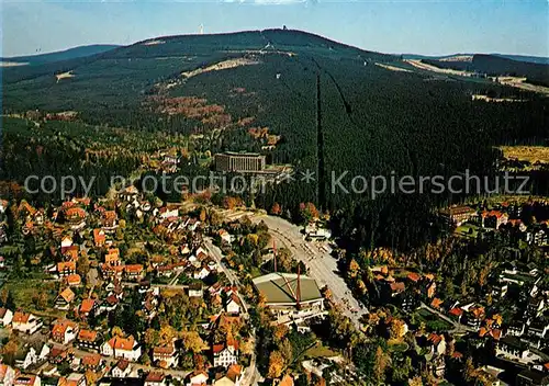 AK / Ansichtskarte Braunlage Fliegeraufnahme mit Eisstadion Seilbahn Hotel Maritim und Wurmberg Kat. Braunlage Harz