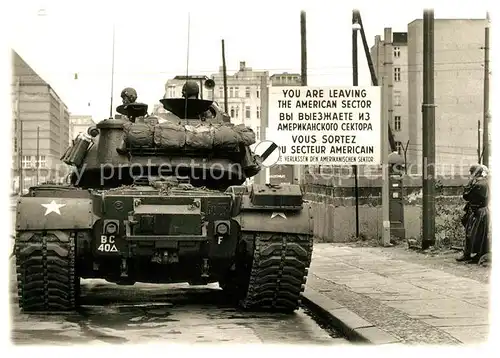 AK / Ansichtskarte Militaria Panzer US Panzer Checkpoint Charlie Berlin Friedrichstrasse 1961