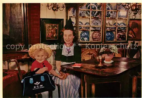 AK / Ansichtskarte Volendam Gaststaette Trachten Frau mit Kind Kat. Niederlande