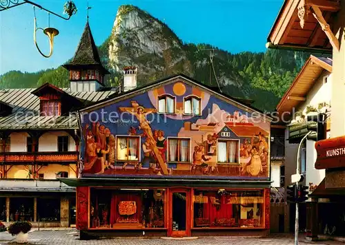 AK / Ansichtskarte Oberammergau Dorfplatz mit Kofel Passionsspielort Fassadenmalerei Kat. Oberammergau
