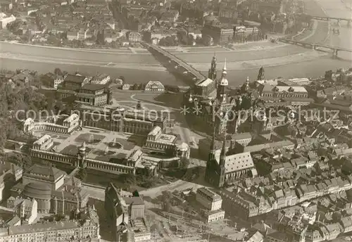 AK / Ansichtskarte Dresden Altstadt mit Zwinger und Theaterplatz Fliegeraufnahme Kat. Dresden Elbe