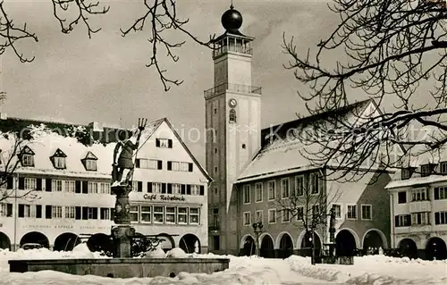 AK / Ansichtskarte Freudenstadt Rathaus Neptunbrunnen im Winter Kurort Schwarzwald Kat. Freudenstadt