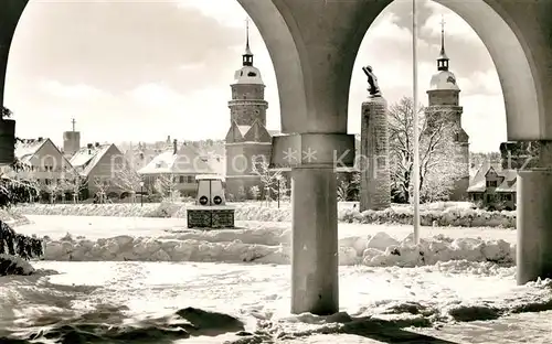 AK / Ansichtskarte Freudenstadt Durchblick vom Stadthaus auf Marktplatz im Winter Kurort im Schwarzwald Kat. Freudenstadt